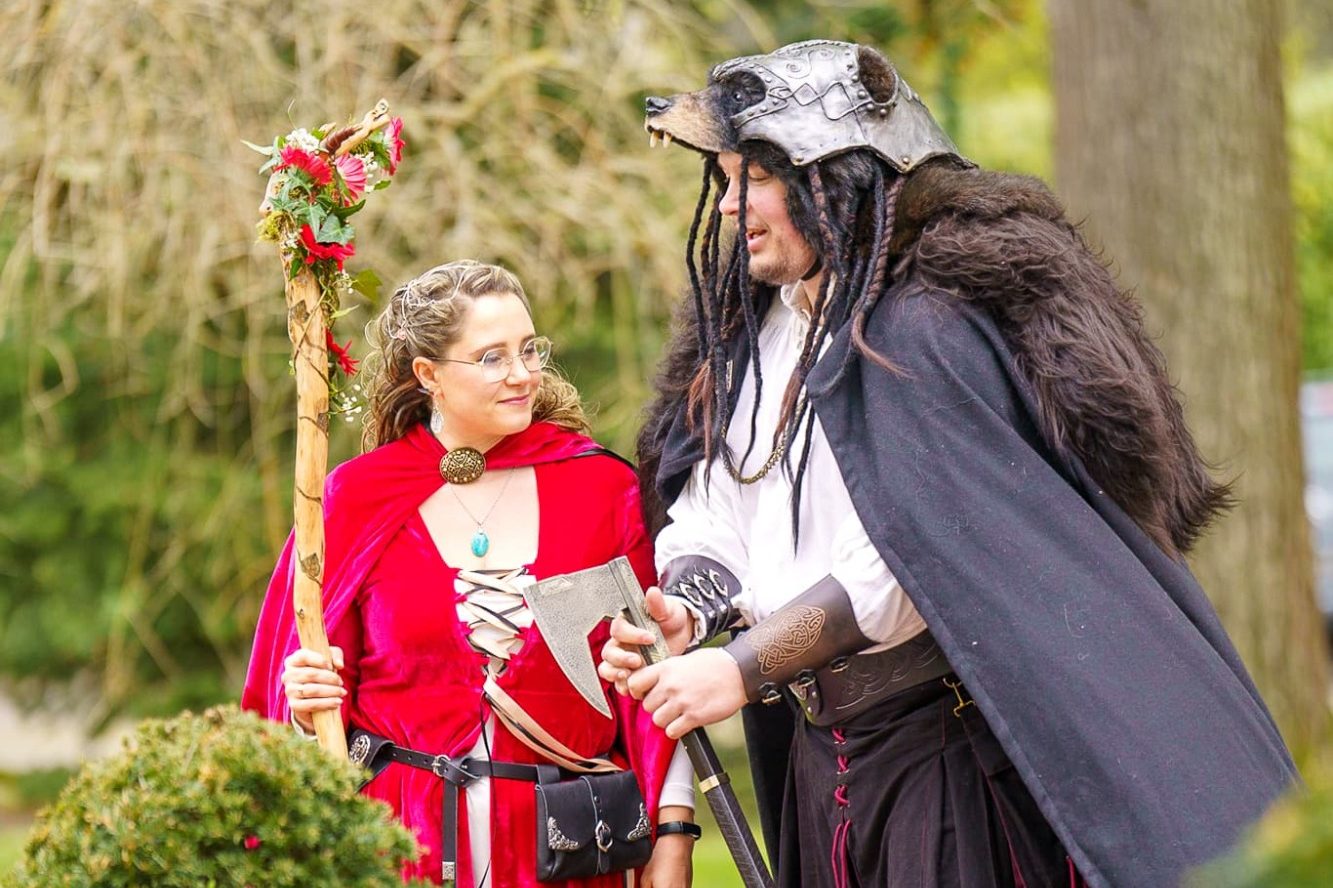 Un homme heureux mains dans les cheveux